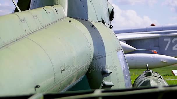 Helicóptero militar verde — Vídeo de stock