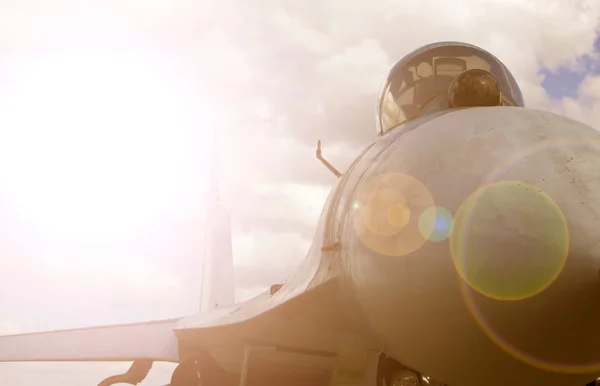 現代のジェット戦闘機の空に ロイヤリティフリーのストック画像