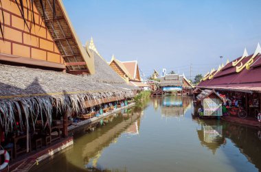 Tayland sırasında içinde yüzen çarşı yavaş bir gün gün