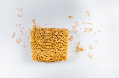 Beyaz arka plan üzerinde izole Asya ramen şehriye. NEF