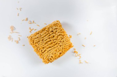 Beyaz arka plan üzerinde izole Asya ramen şehriye. NEF