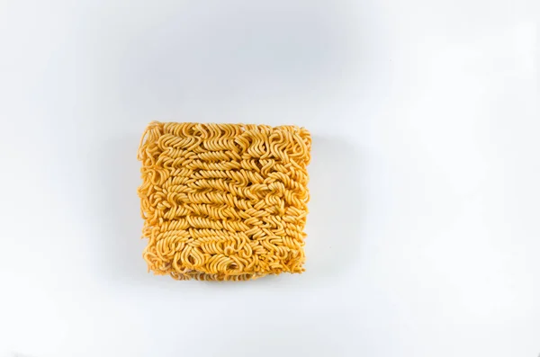 Beyaz arka plan üzerinde izole Asya ramen şehriye. NEF