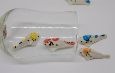 Fishs seramik beyaz arka plan üzerinde