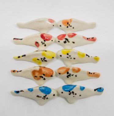 Fishs seramik beyaz arka plan üzerinde