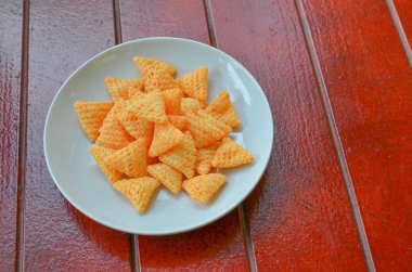 Kırmızı ahşap zemin üzerinde plaka snack.