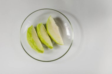 Dilim taze Guava meyve beyaz arka plan üzerinde izole