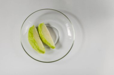 Dilim taze Guava meyve beyaz arka plan üzerinde izole