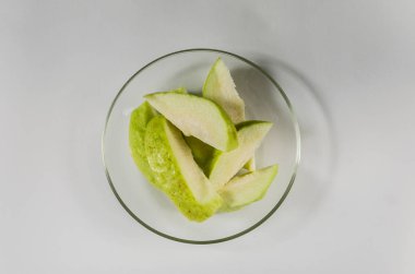 Dilim taze Guava meyve beyaz arka plan üzerinde izole