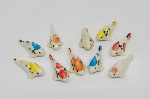 Fishs seramik beyaz arka plan üzerinde