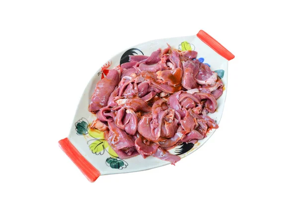 Maschine in Schweinefleisch mariniert in einem Teller auf einem roten Holzboden. — Stockfoto