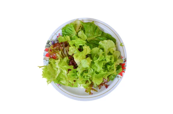 Kırmızı ahşap zemin üzerinde bir tabak salata sebze.