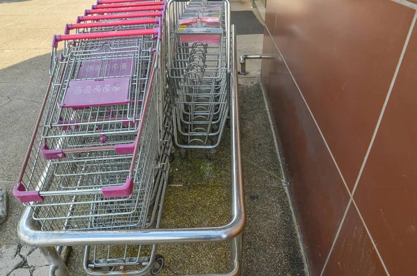 Pohled skládaný supermarket vozíku na asfaltové podlahy v úložišti. — Stock fotografie