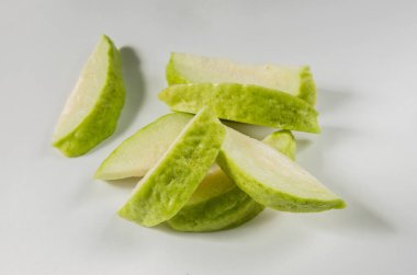 Dilim taze Guava meyve beyaz arka plan üzerinde izole
