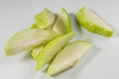 Dilim taze Guava meyve beyaz arka plan üzerinde izole