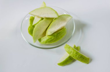 Dilim taze Guava meyve beyaz arka plan üzerinde izole