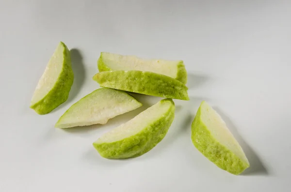 Dilim taze Guava meyve beyaz arka plan üzerinde izole