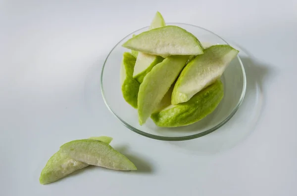 Dilim taze Guava meyve beyaz arka plan üzerinde izole