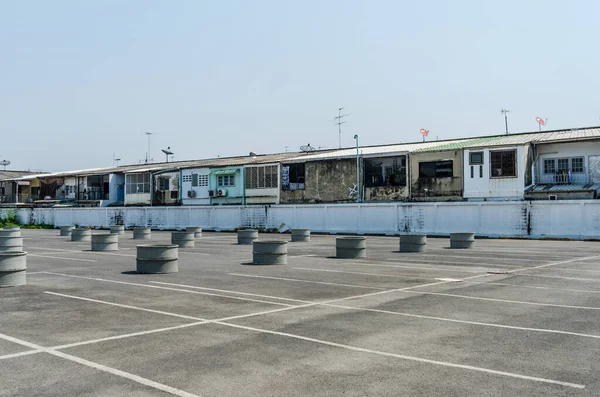 Köyün arkasındaki beton zemine yerleştirilmiş dairesel beton delik. Tropiklerde.