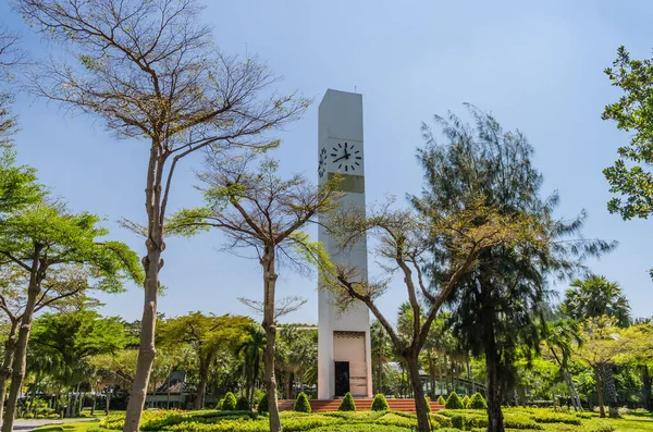 Eski çimento saat kulesinin manzarası ve baharda park yeri, tropikal alan