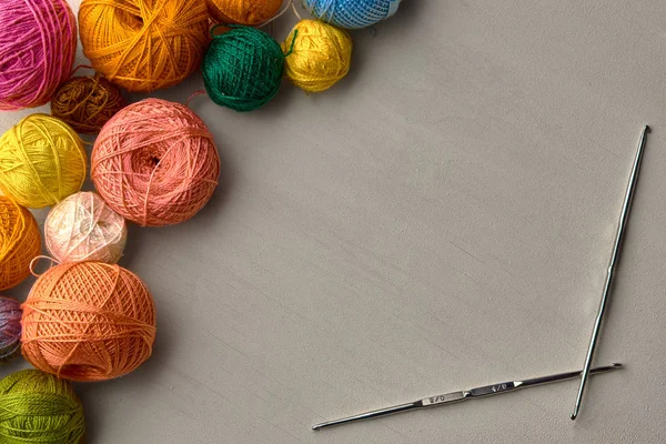 Bolas coloridas de hilo sobre fondo blanco de madera . — Foto de Stock