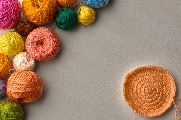 Bolas coloridas de hilo sobre fondo blanco de madera . — Foto de Stock