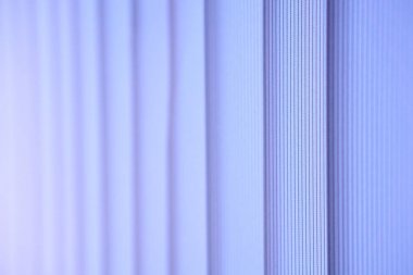 Beyaz dikey panjurlar.