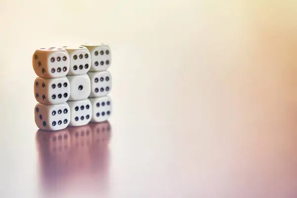 Os dados estão na mesa. Tonificado . — Fotografia de Stock