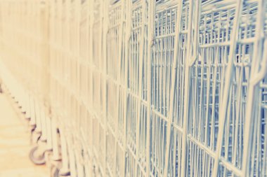 Birçok alışveriş sepetlerini. Tonda.