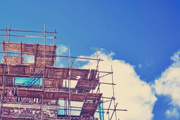 Restorasyon eski mavi gökyüzü arka plan üzerinde Harabeleri.