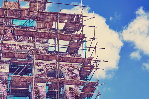 Restorasyon eski mavi gökyüzü arka plan üzerinde Harabeleri.