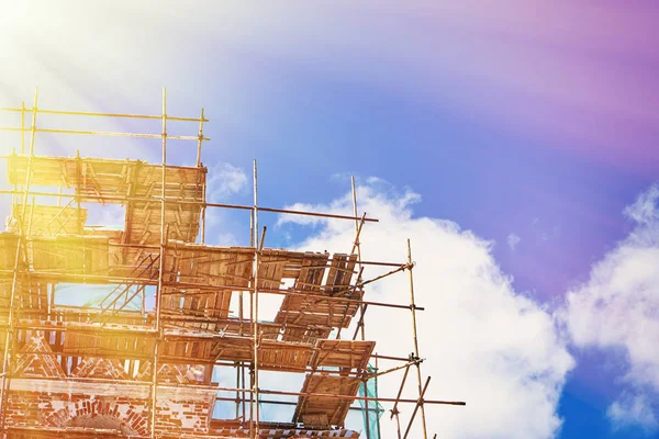 Restorasyon eski mavi gökyüzü arka plan üzerinde Harabeleri.