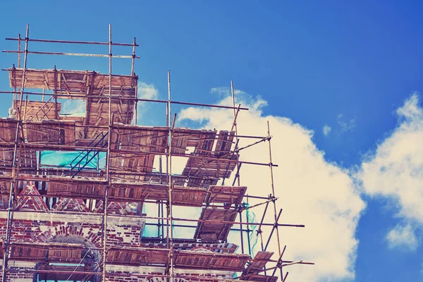 Restorasyon eski mavi gökyüzü arka plan üzerinde Harabeleri.