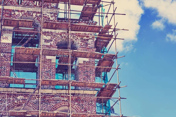 Restorasyon eski mavi gökyüzü arka plan üzerinde Harabeleri.