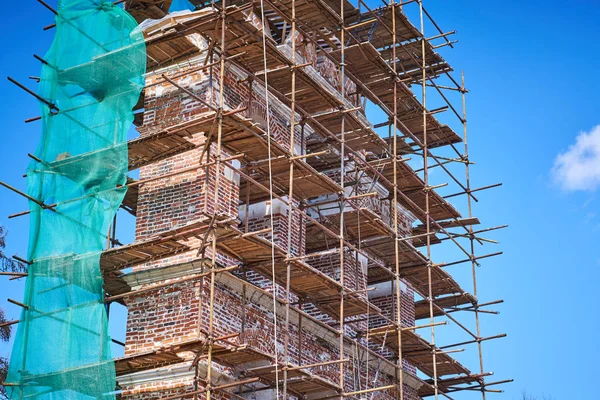 Restorasyon eski mavi gökyüzü arka plan üzerinde Harabeleri.