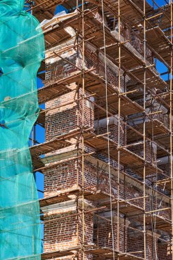 Restorasyon eski mavi gökyüzü arka plan üzerinde Harabeleri.