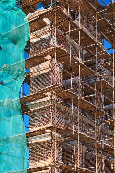 Restorasyon eski mavi gökyüzü arka plan üzerinde Harabeleri.