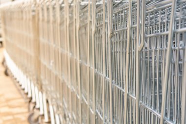 Arka deposundaki kurutulmuş meyve. Tonda