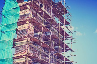 Restorasyon eski mavi gökyüzü arka plan üzerinde Harabeleri.