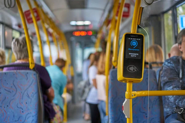 Moskova, Rusya - 14 Eylül 2019: otobüsteki ücret ödeme cihazı. MosgorTrans yazıtları Rusça
