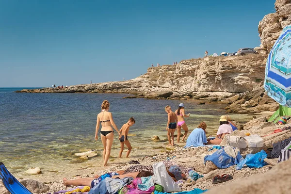 Crim July 2019 Group Sunbathig People Walk Rock Shore Sea — Stock Photo, Image