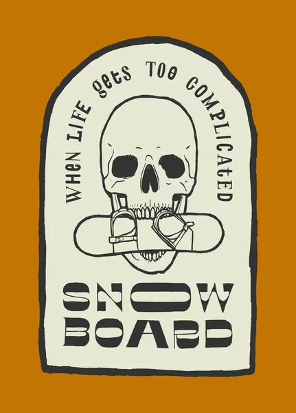 Crânio com um snowboard em dentes tipografia vintage etiqueta t-shirt design. Snowboard - quando a vida fica muito complicada . — Vetor de Stock