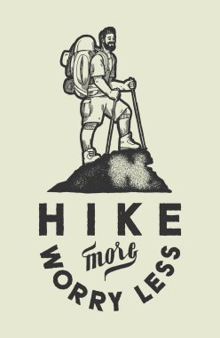 Dağdaki tipografinin tepesindeki yürüyüşçü. Daha çok yürü, daha az endişelen. Yazın yürüyüşe çıkan adam motivasyon amaçlı tişört tasarım vektörü çizimi.