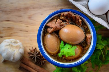 Yumurta ve domuz chi ile kahverengi sos, Tayland Mutfağı, haşlanmış yumurta