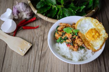 Fried Basil Cicken pirinç ve ahşap, Tay ünlü üzerinde yumurta ile karıştırın