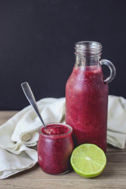 Mix Berry Slush siyah arka plan üzerine ve ahşap, yaz içeceği, Fr