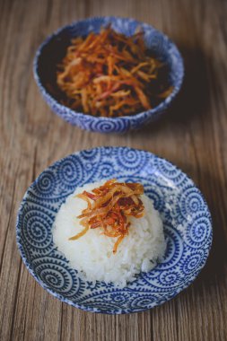 Mavi plaka ve ahşap Backgroound, bu parçalanmış domuz Tay kurutulmuş