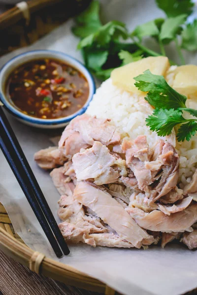 Lezzetli Hainanese tavuk pilav ahşap arka plan üzerinde