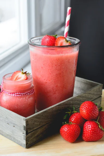 Grana di fragole sul tagliere, Bevanda estiva, Bevanda fresca — Foto Stock