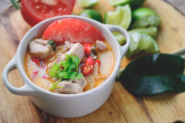 Thailändische scharfe Hühnersuppe, thailändische Küche, thailändisches Essen, würzige Suppe — Stockfoto