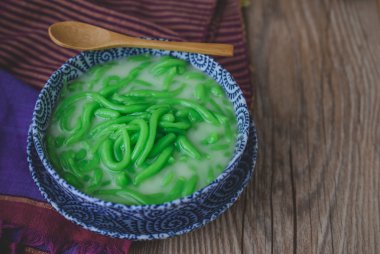 Ahşap arka plan, Pirinç Noodle ile Tay Tekstil üzerinde Tay tatlı 